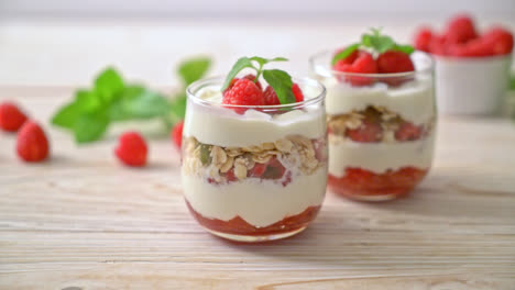frambuesa fresca y yogur con granola - estilo de comida saludable