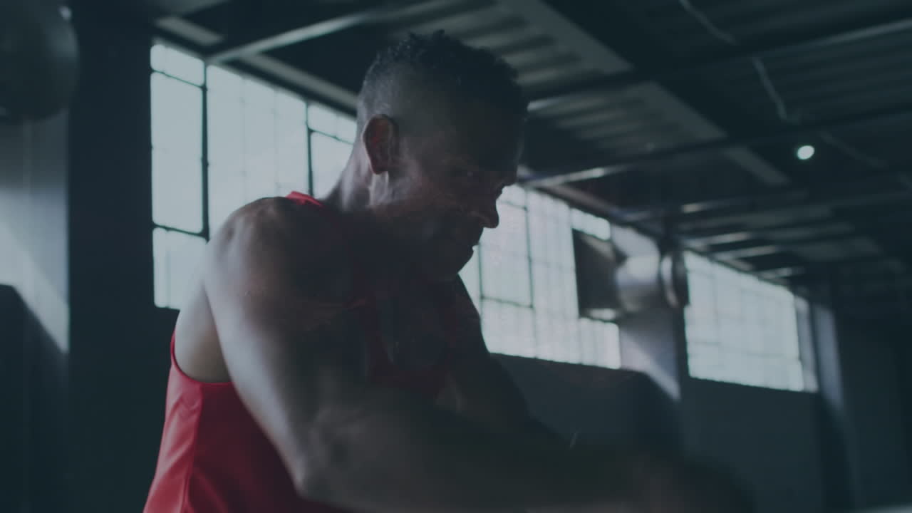 animación de un deportista biracial en el gimnasio haciendo ejercicio con líneas
