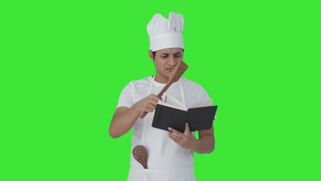 desorganizado chef profesional indio haciendo comida pantalla verde