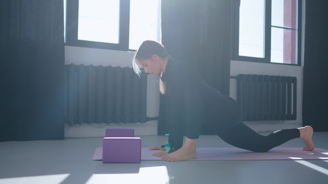 mujer haciendo ejercicio de yoga en el gimnasio