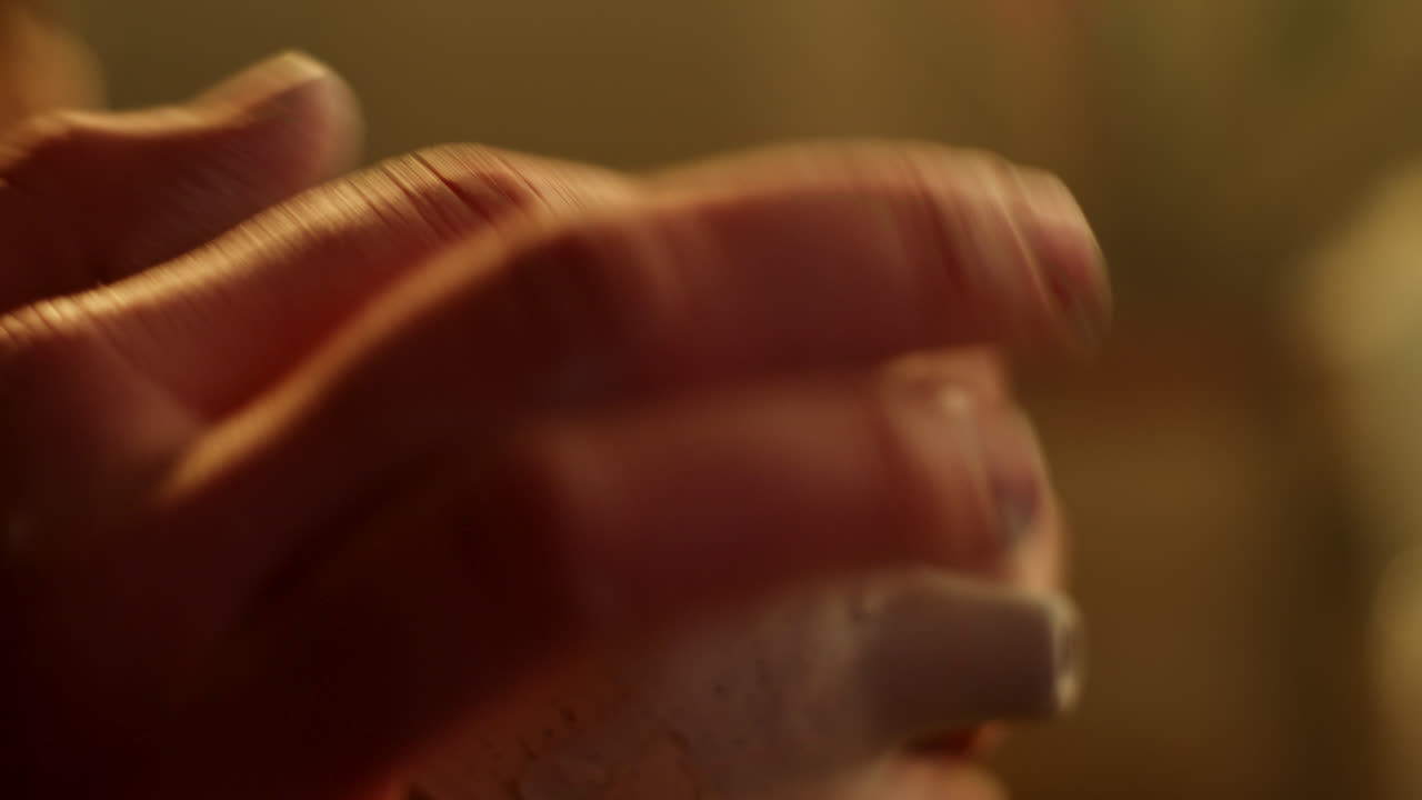 점토 비 를 형성 하는 손 들