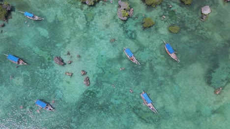 Vista-De-Arriba-Hacia-Abajo-Sobre-Barcos-En-Aguas-Turquesas-En-La-Laguna-De-Arrecifes-De-Coral-De-La-Isla-Kwale