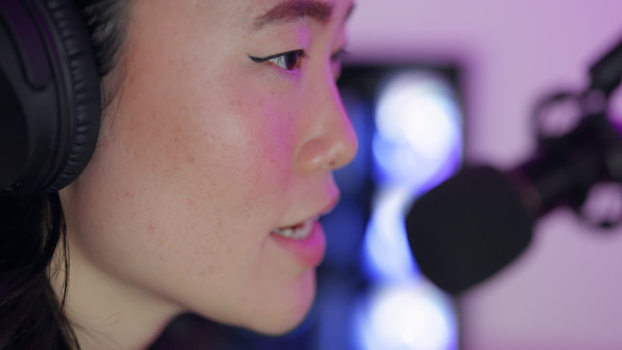 radio, micrófono y presentador hablando