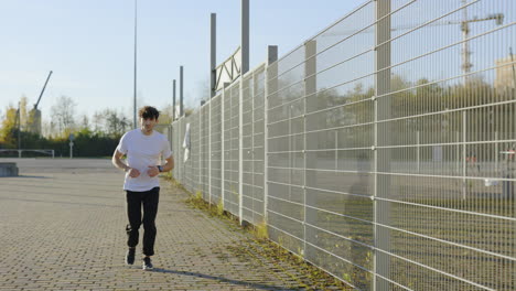 hombre corriendo al aire libre