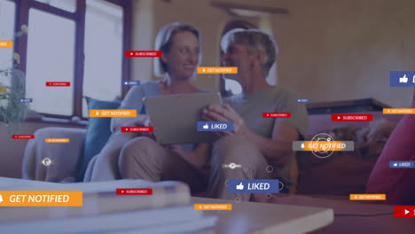 animación de barras de notificación sobre una pareja caucásica mayor viendo video en una tableta digital