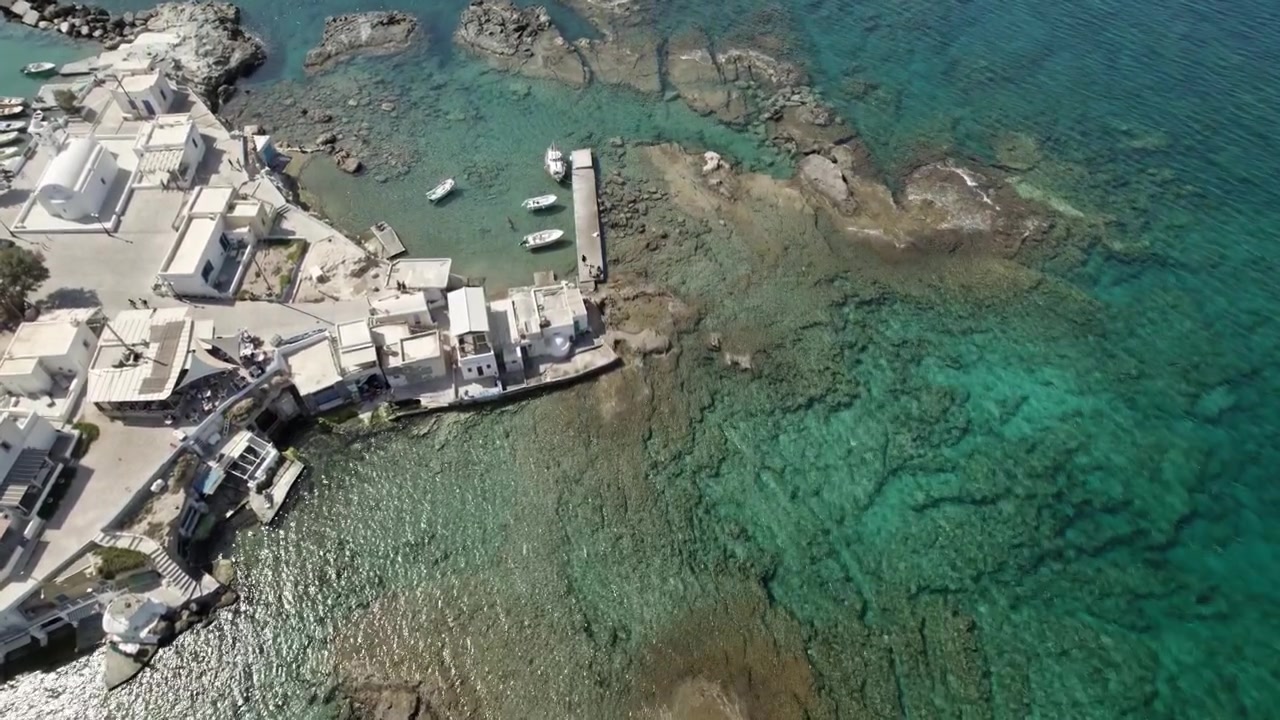 Sonnolenta città mediterranea circondata da splendide acque turchesi. Estate a Milos, Grecia 4k.