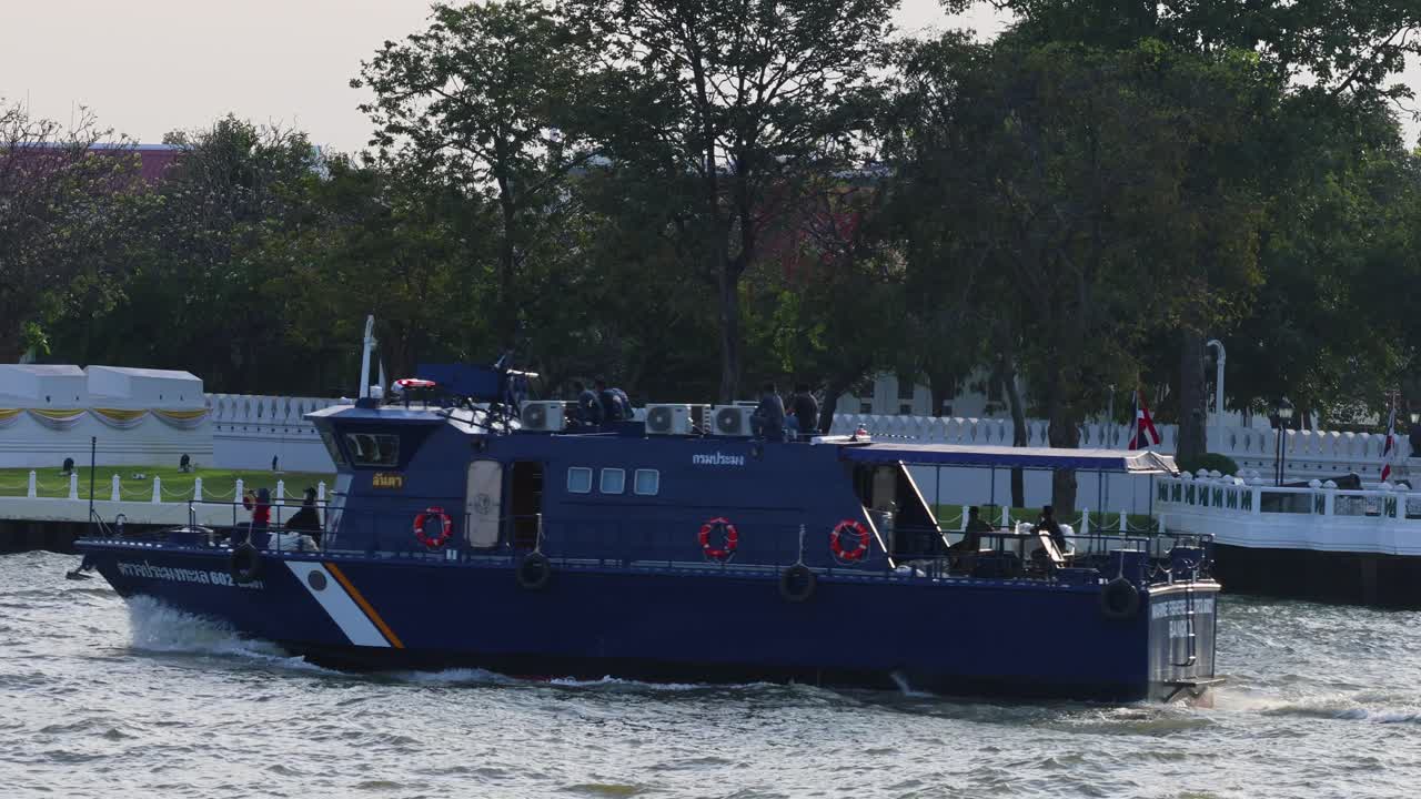 평온 한 강 을 따라 항해 하는 군함