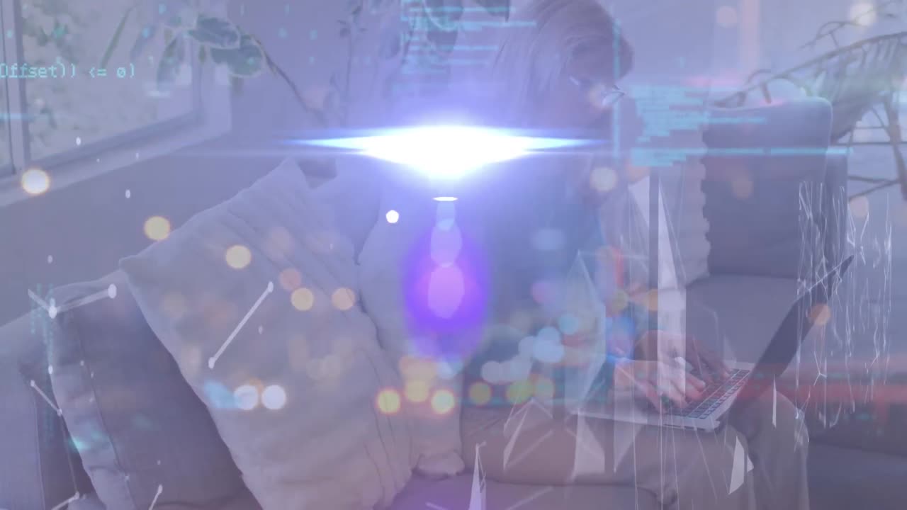 animación del procesamiento de datos sobre una mujer caucásica usando una computadora portátil