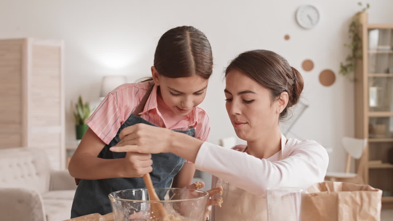 madre e hija haciendo masa juntos