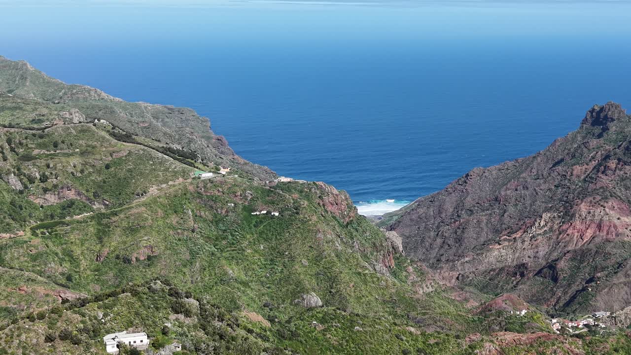 Vista aérea con dron del Parque Rural de Anaga, Tenerife, España.