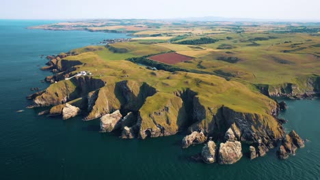 volando sobre la costa escocesa: la belleza natural e histórica de st abbs head