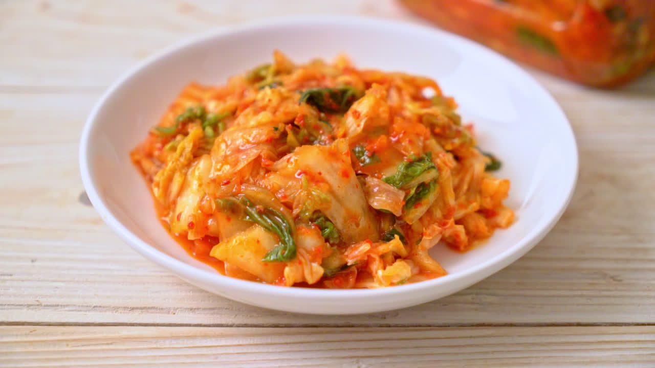 접시에 배추 김치 - 한국 전통 음식 스타일