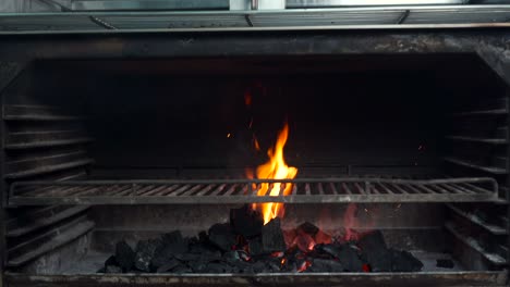 Holzkohleofen-In-Der-Restaurantküche-In-Flammen,-Kippschuss-Vor-Dem-Einlegen-Von-Fleisch-Und-Rindersteak