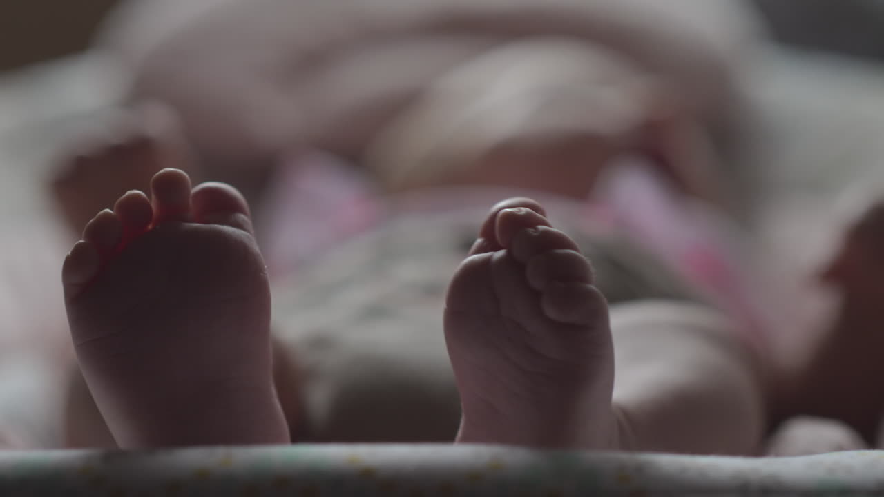 Pés de bebê deitado em uma espreguiçadeira