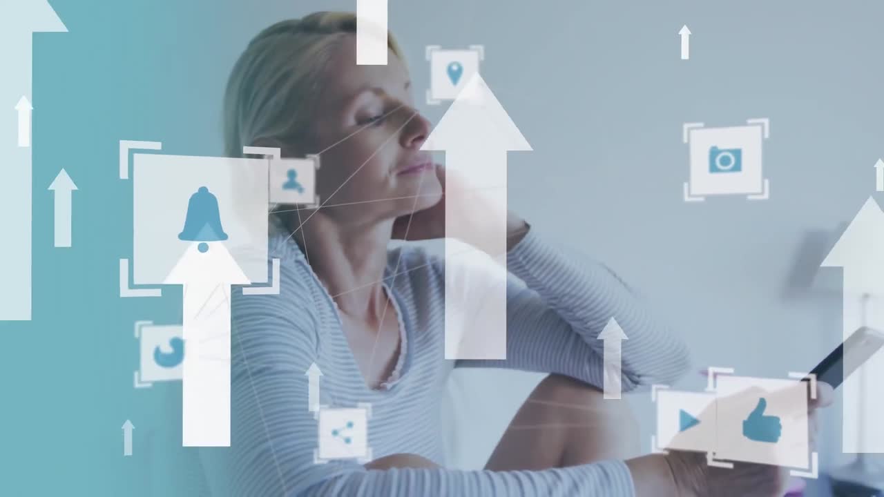 red de iconos digitales y flechas que se mueven hacia arriba contra la mujer caucásica que usa un teléfono inteligente en casa