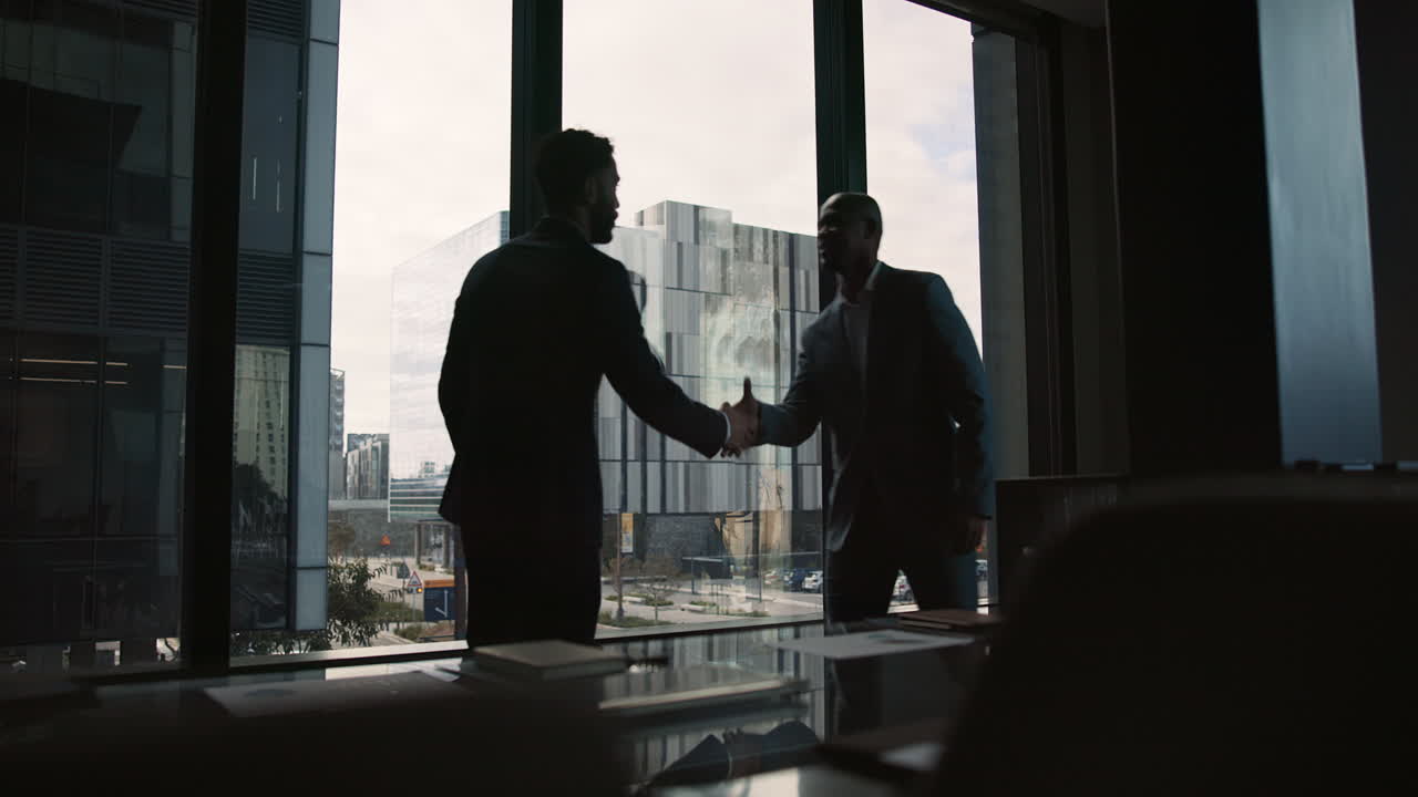 Uomini d'affari che si stringono la mano in un ufficio