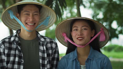 vista de mano de una alegre pareja vietnamita