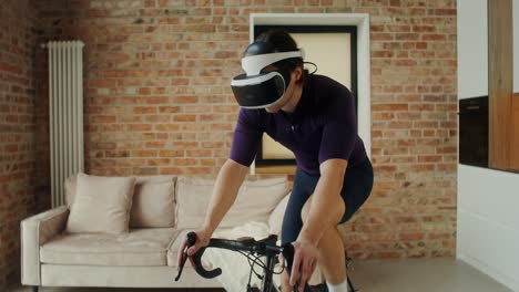 hombre en bicicleta en vr en casa