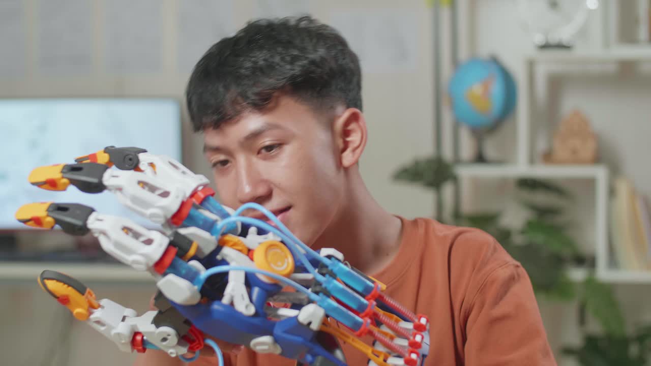 adolescente con un brazo robótico, el aprendizaje del tallo