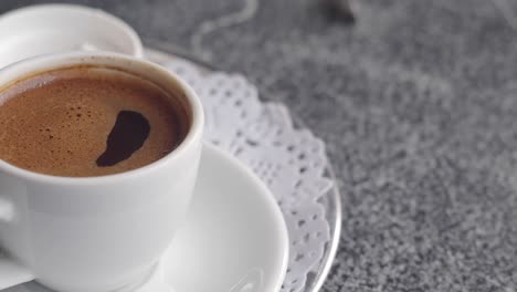 café turco en una taza blanca