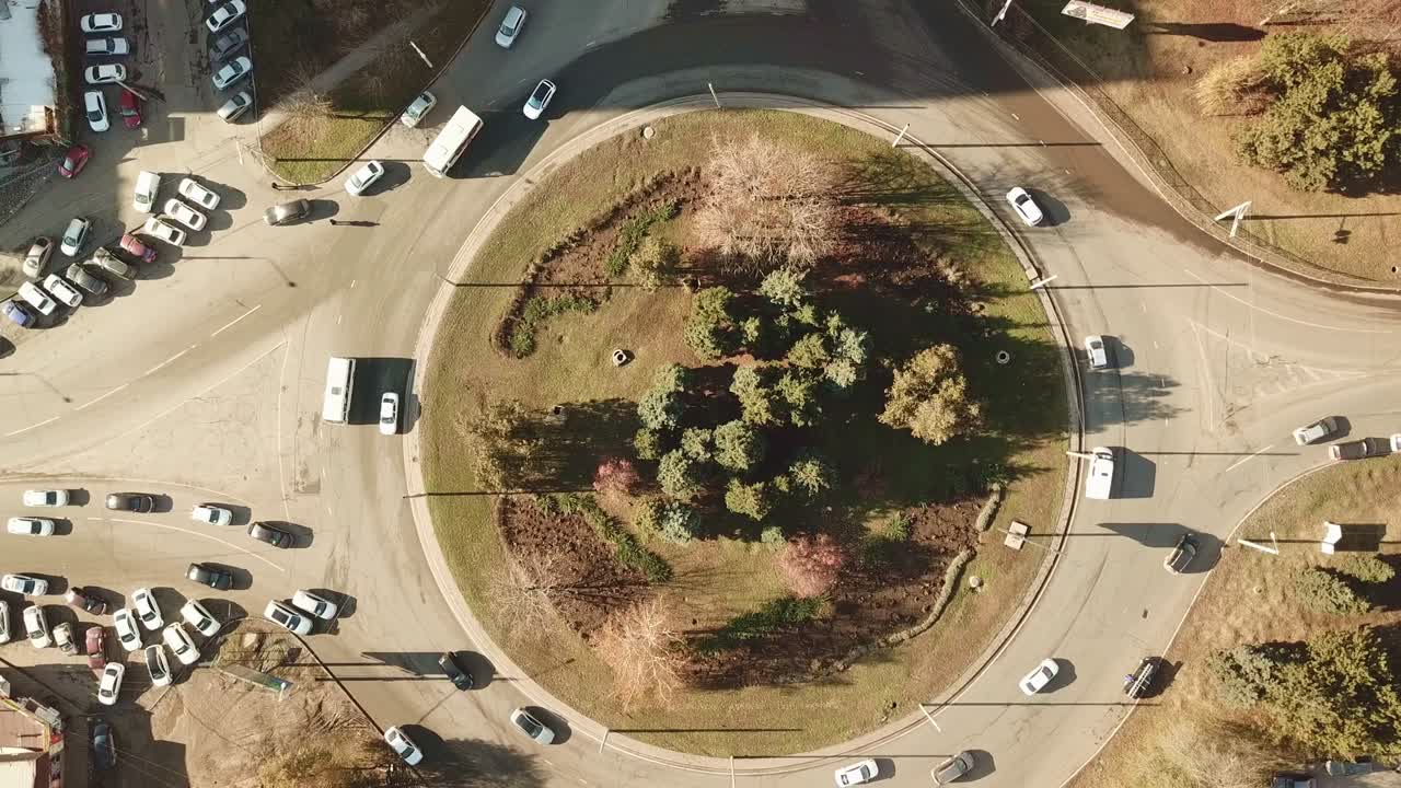 вид сверху на кольце автомобильного перекрестка. движение в городе.
