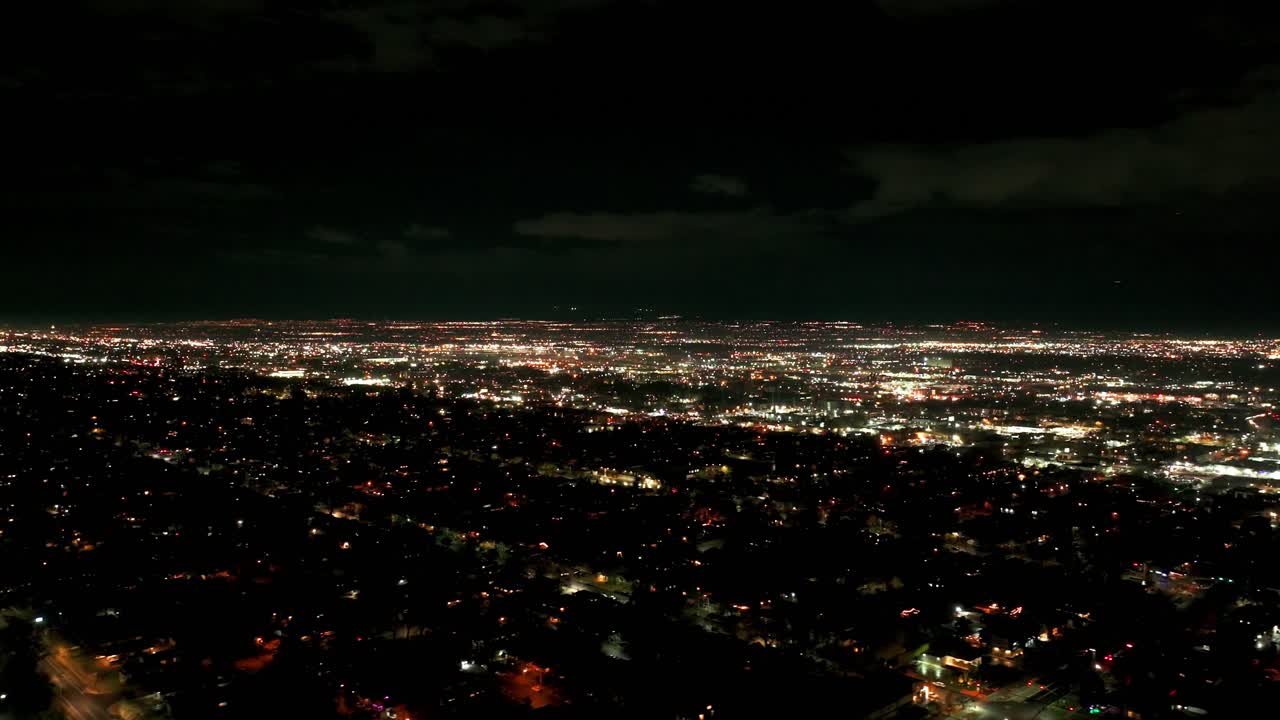 밤에 유타 주 솔트 레이크 시티 교외의 높은 고도 드론  ⁇