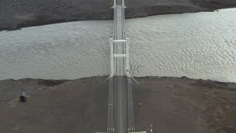 establecimiento de una toma del puente jokulsa en la meseta de las tierras altas de la islandia salvaje, el río glacial jokulsa a fjollum