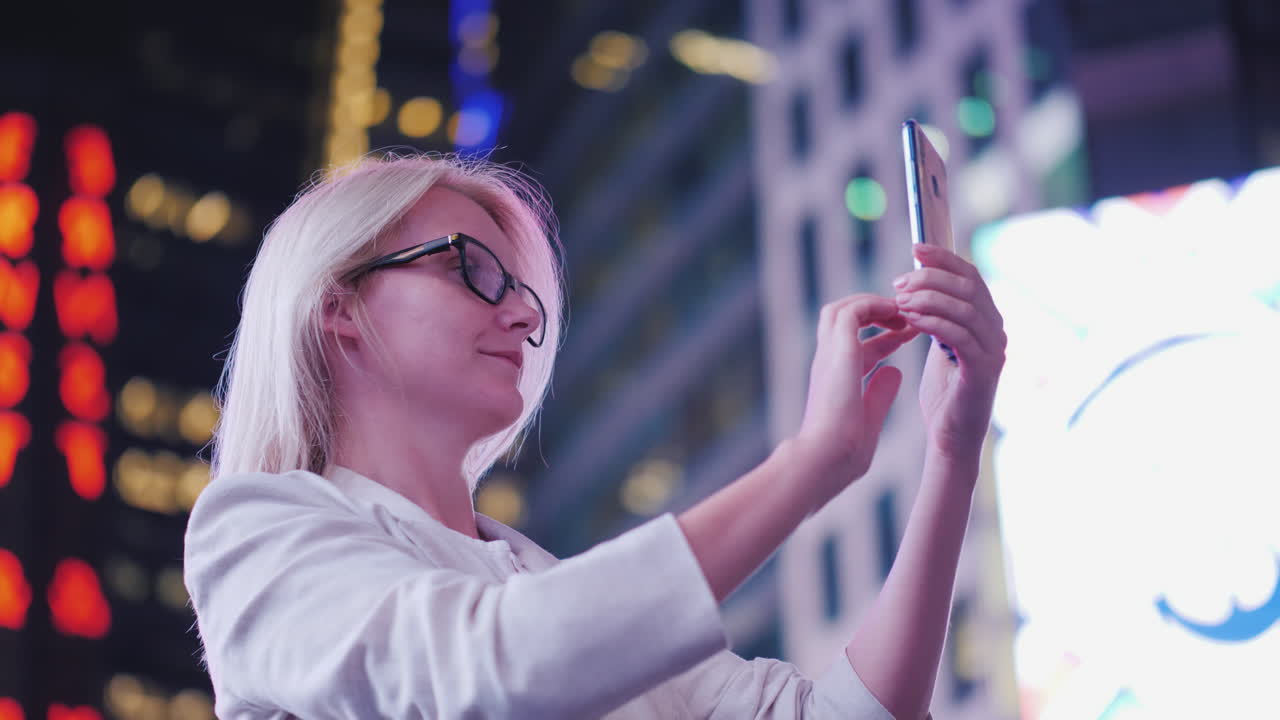 turist kvinne tar bilder på times square i new york turisme og reise i usa