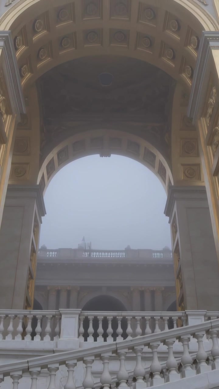 Video verticale: La telecamera si alza rivelando un arco a cassettoni e una balaustra in un portale, mettendo in evidenza i dettagli.