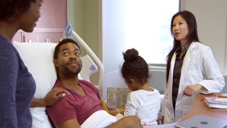 el médico visita al paciente y a su familia en el hospital.