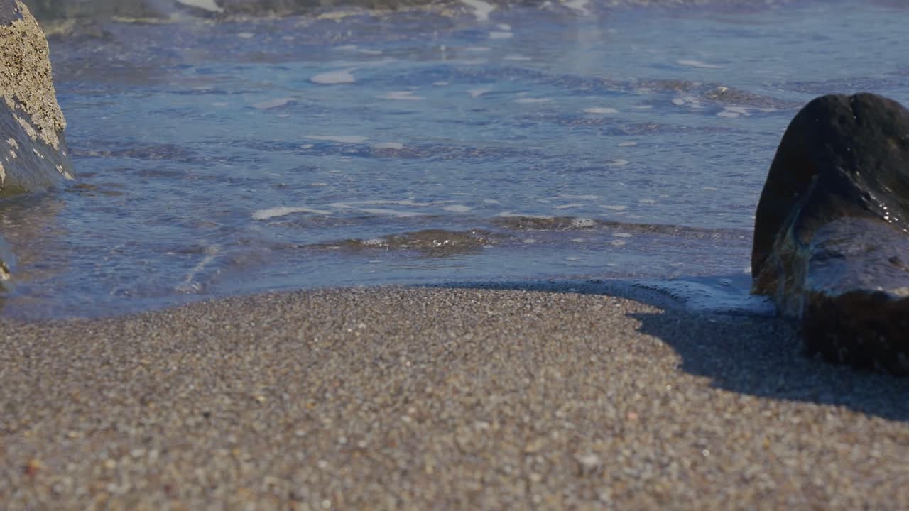 해변에서 파도의 세부 사항