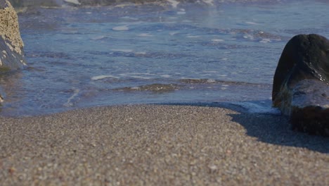 detalle de las olas del mar en la playa