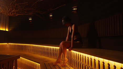 mujer relajándose en una sauna