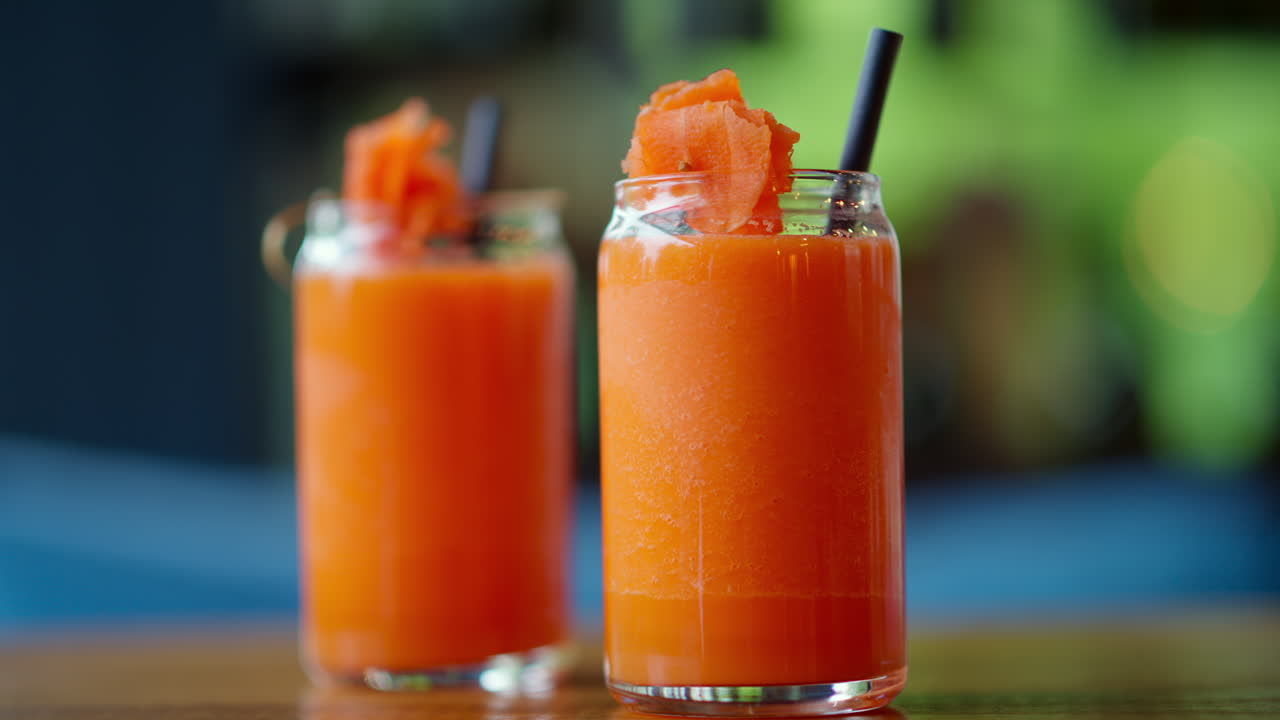 Due bicchieri di succo di carota sul tavolo di un ristorante