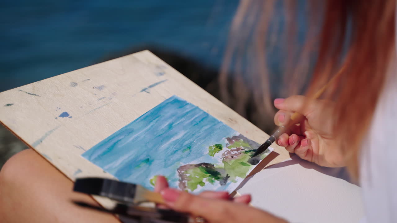 mujer pintando acuarela paisajes marinos al aire libre