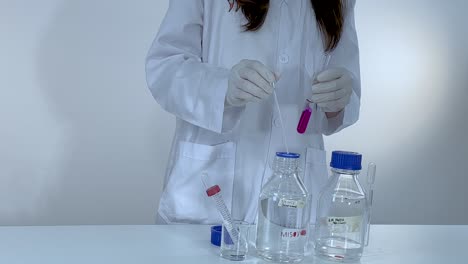 experimento científico con soluciones químicas