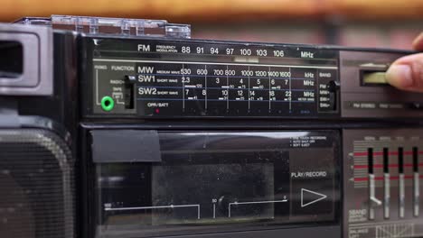 hand tuning vintage cassette player radio frequency