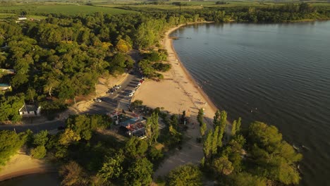 Vista-Aérea-Que-Muestra-La-Hermosa-Costa-Con-Playa-De-Arena-En-El-Río-En-Uruguay-Durante-La-Puesta-De-Sol---Fray-Bentos,-Sudamérica