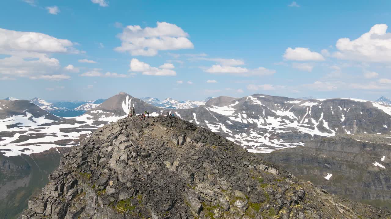 Droneoptagelser fra luften med folk, der hviler sig efter en vandretur på toppen af Innerdalstånet og beundrer det vidunderlige panorama over Innerdalen, Norge