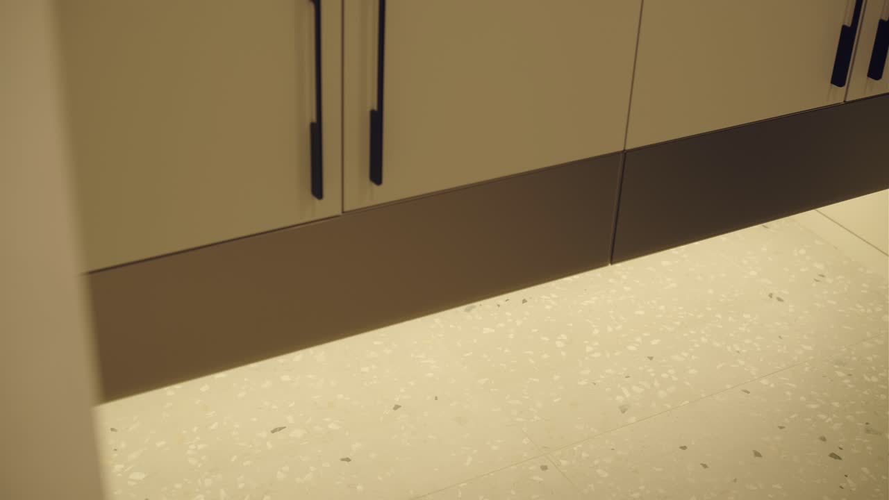 interior de hogar minimalista elegante y elegante con líneas limpias, colores neutrales e iluminación ambiental cálida, creando un ambiente acogedor y moderno.