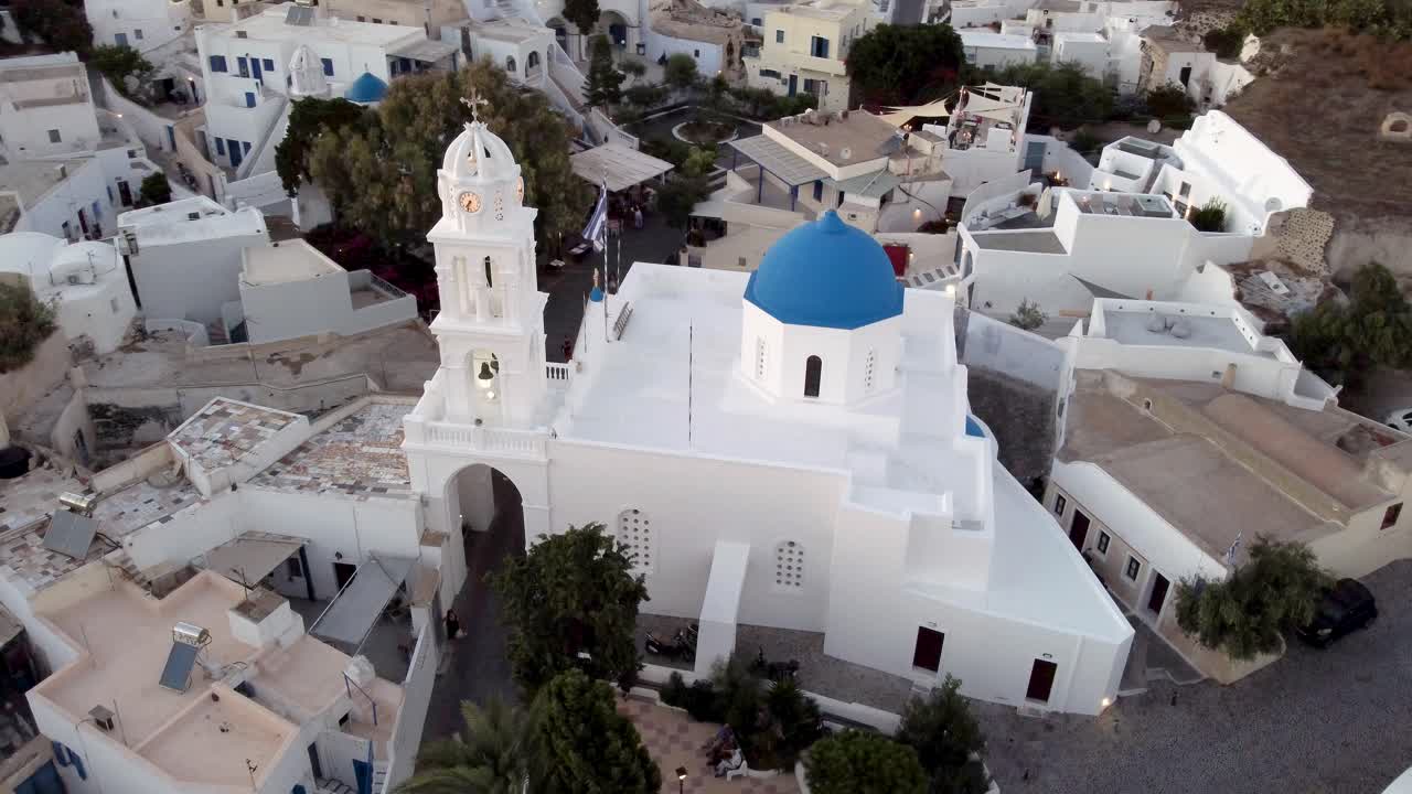 vista aérea orbital sobre la iglesia de panagia ton eisodion, megalochori, santorini