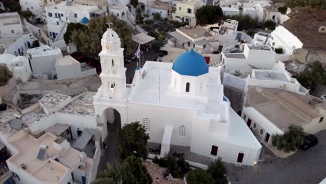 Orbitale-Luftaufnahme-über-Der-Kirche-Panagia-Ton-Eisodion,-Megalochori,-Santorini