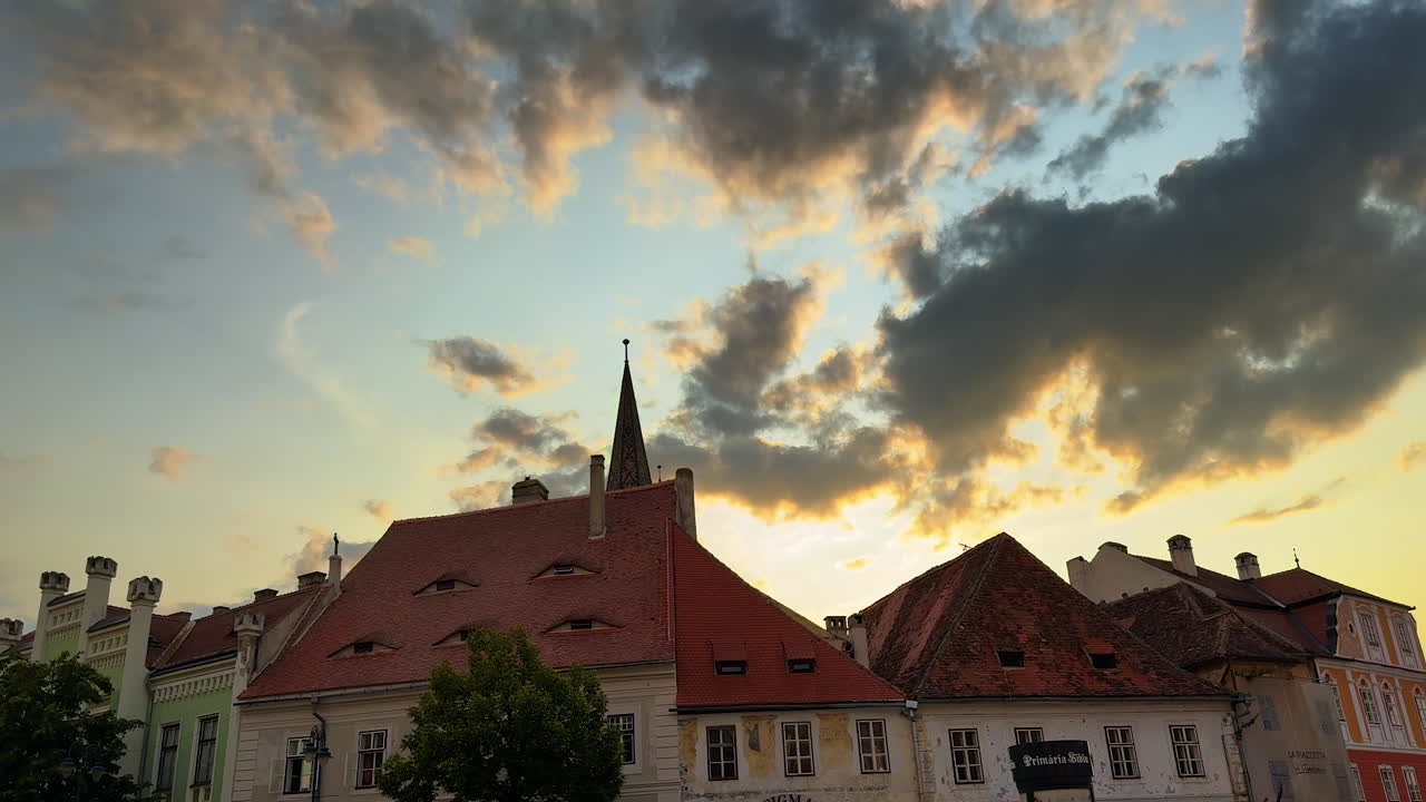 Sibiu, Romania, 17 luglio 2025: vista all'ora d'oro delle strade di Sibiu. Gli edifici storici di Sibiu, in Romania, risplendono sotto la luce dell'ora d'oro.