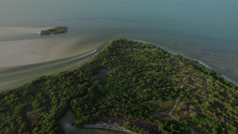 Hermosa-Toma-Aérea-De-Establecimiento-De-Una-Gran-Isla-Pintoresca,-Marco-De-Cruce-De-Barcos