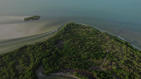 hermosa toma aérea de establecimiento de una gran isla pintoresca, marco de cruce de barcos