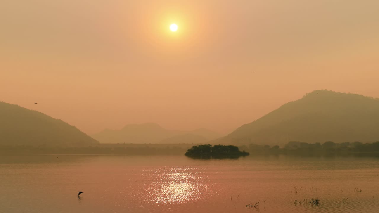 만 사가르 호수는 인도의 라자스탄 주의 수도인 자이푸르에 위치한 인공 호수입니다.