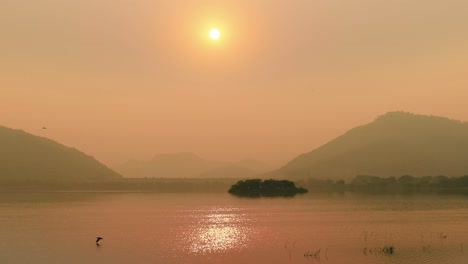 El-Lago-Man-Sagar-Es-Un-Lago-Artificial-Situado-En-Jaipur,-La-Capital-Del-Estado-De-Rajasthan-En-La-India.