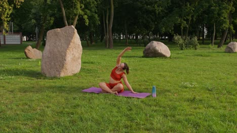 mujer practicando yoga en un parque