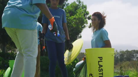 voluntarios recogiendo basura y reciclando