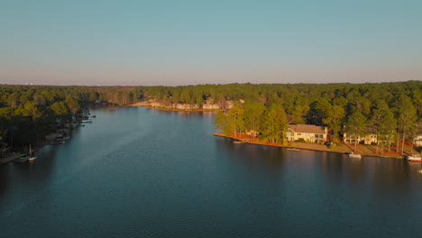 vistas aéreas de un lago al atardecer en carolina del norte